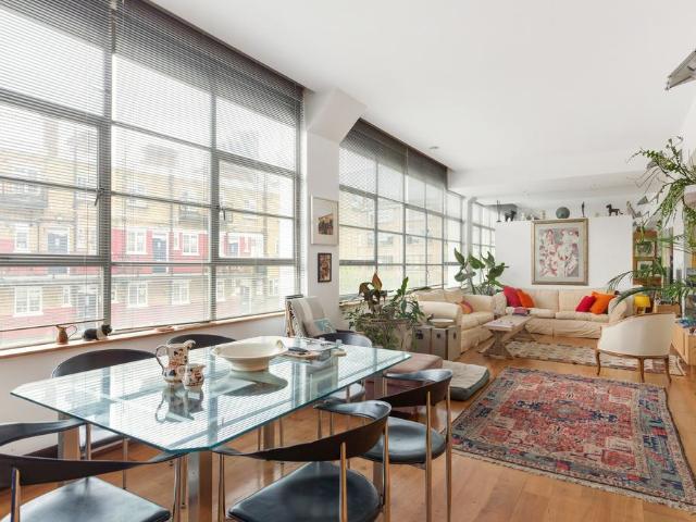Flat for sale in Hoxton, Greater London
