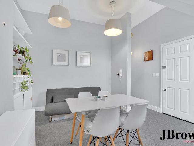 Flat for sale in Streatham, Greater London