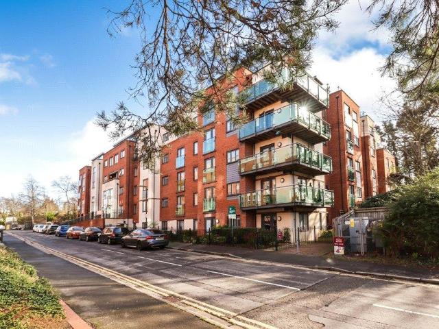 Flat for sale in Heol-las, Surrey