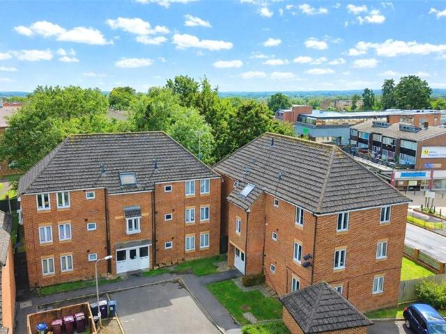 Flat for sale in Dee Park, Reading