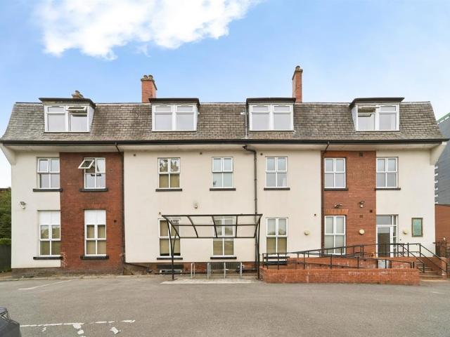 Flat for sale in West Yorkshire