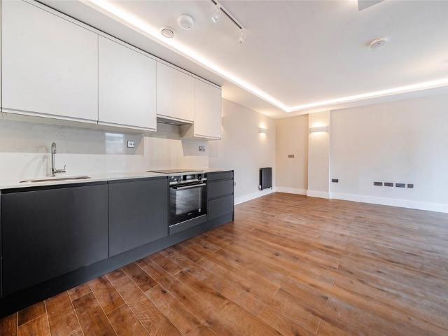 Flat for sale in Shepherd's Bush, Greater London