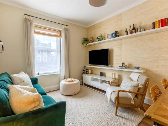 Flat for sale in London Borough of Lambeth, Greater London