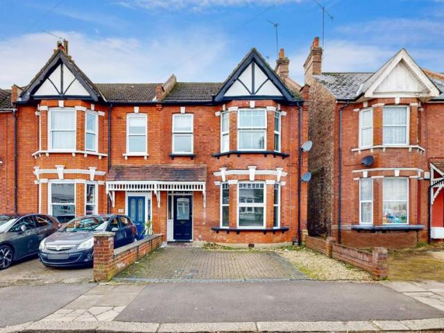 Flat for sale in Wealdstone, Greater London