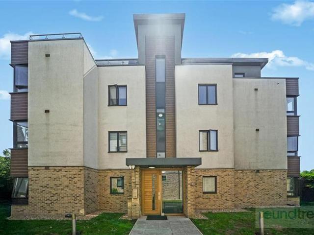 Flat for sale in Hendon, Greater London