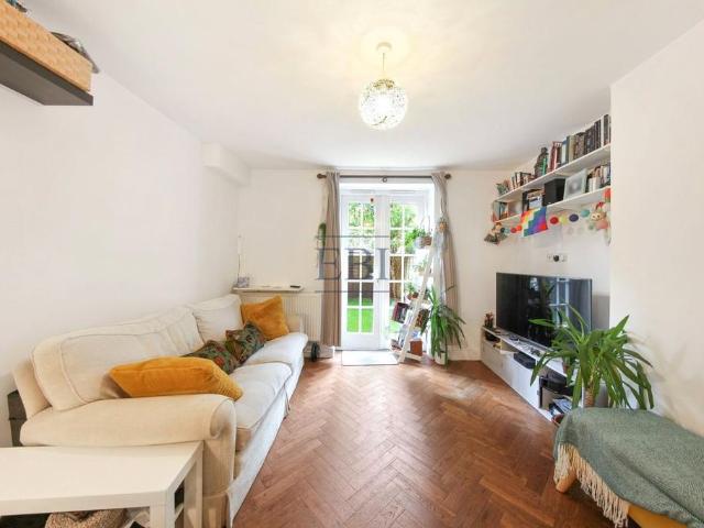 Flat for sale in Clapham, Greater London