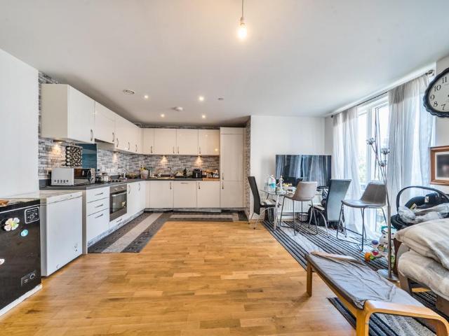 Flat for sale in London Borough of Lewisham, Ladywell