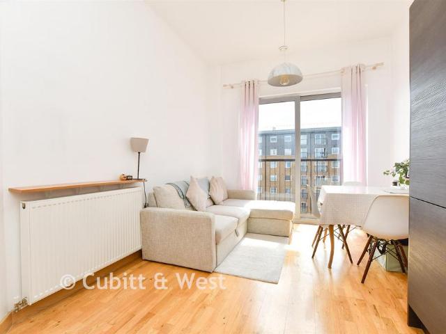 Flat for sale in Wallington, Greater London