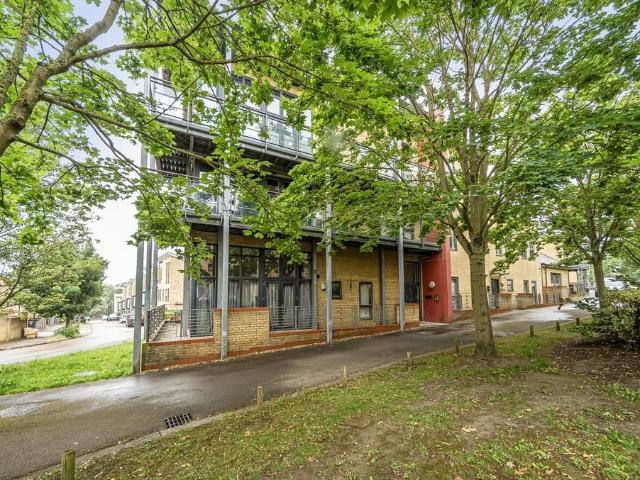 Flat for sale in Stone, Monks Orchard