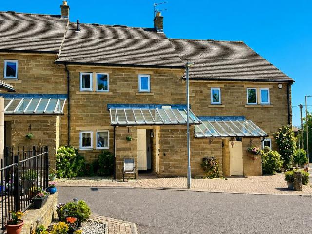 Flat for sale in Greengates, West Yorkshire