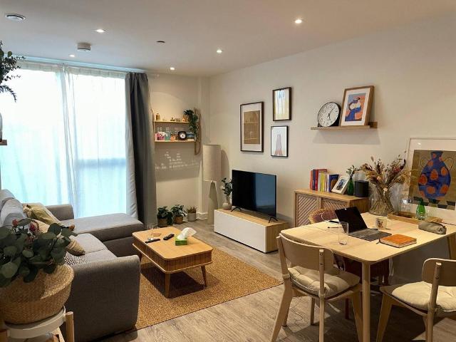 Flat for sale in London Borough of Hounslow, Greater London