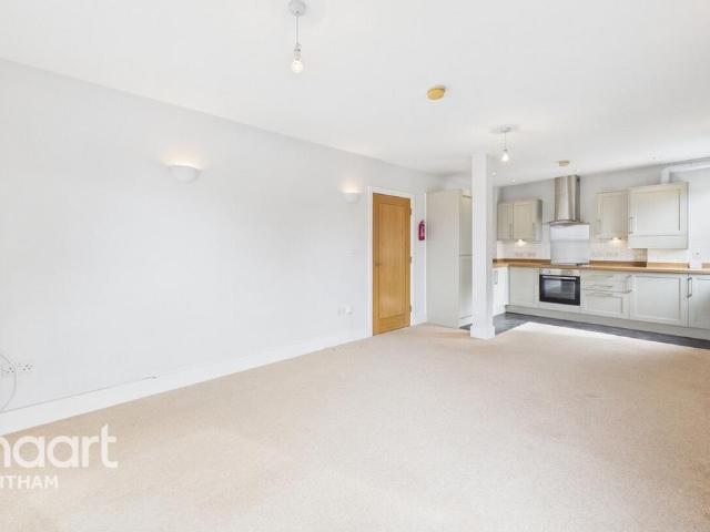 Flat for sale in Chipping Hill, Essex