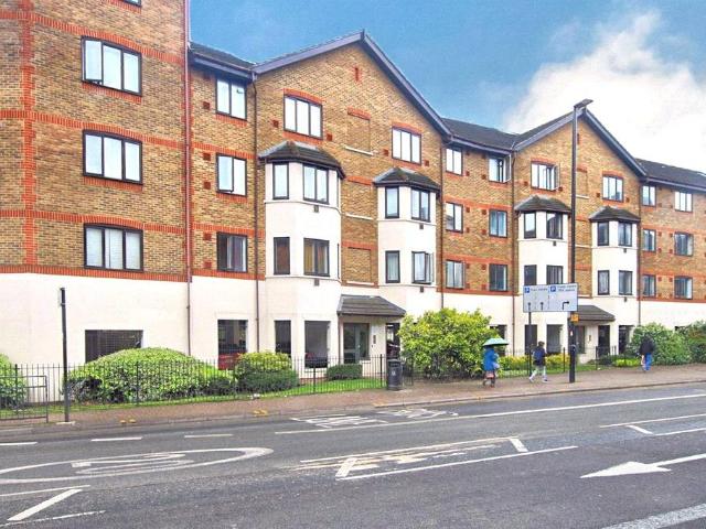 Flat for sale in London Borough of Hounslow, Greater London