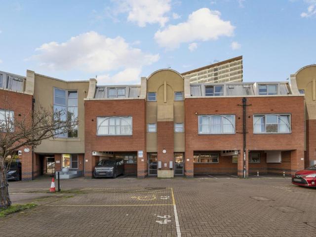 Flat for sale in Tolworth, Greater London