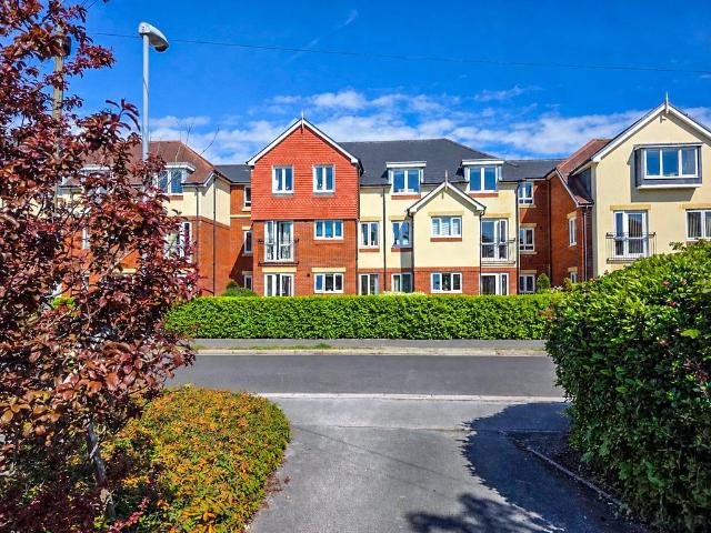 Flat for sale in Highcliffe