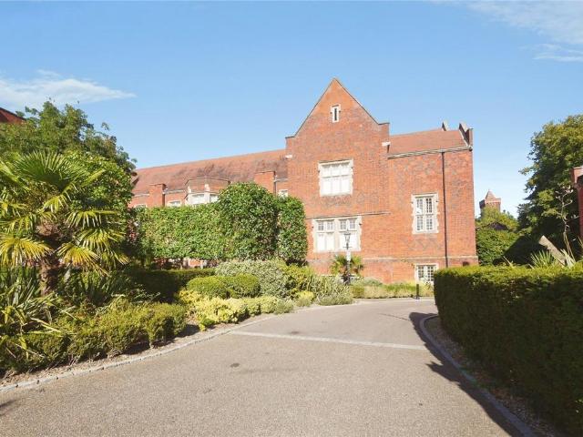Flat for sale in The Galleries, Brentwood