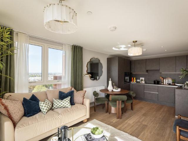 Flat for sale in London Borough of Ealing, Park Royal
