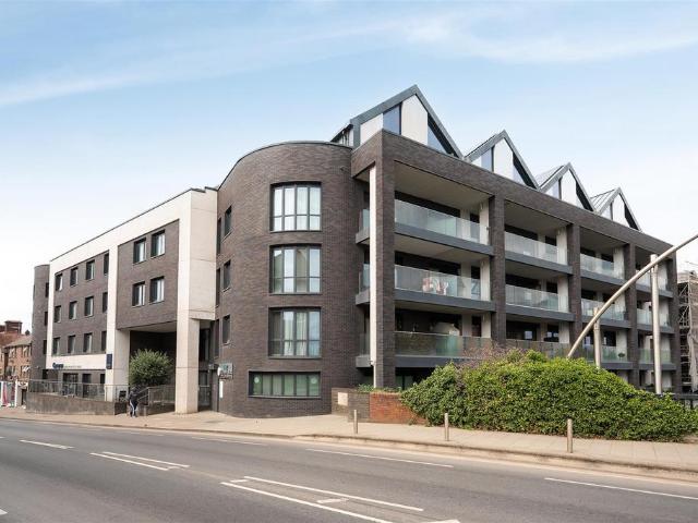 Flat for sale in Yiewsley, Greater London