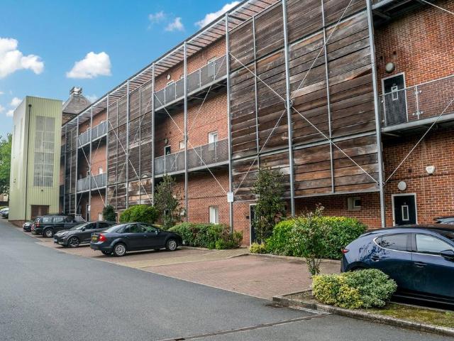 Flat for sale in Bay Hall, Kirklees