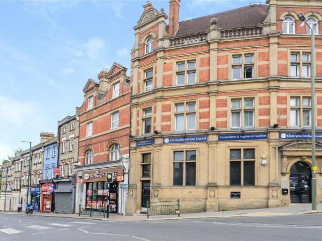 Flat for sale in New Barnet, Greater London