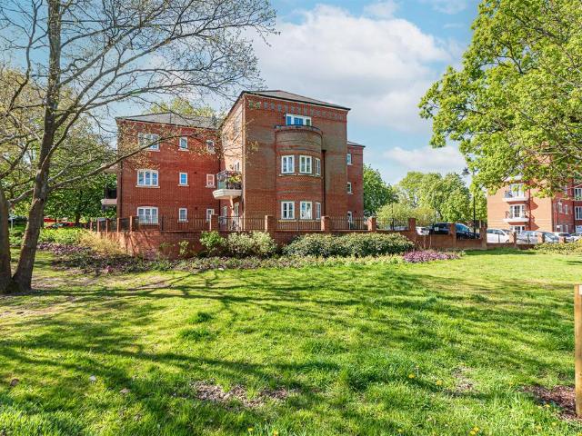 Flat for sale in Gun Hill Park, Aldershot