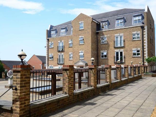Flat for sale in Charlton, Greater London