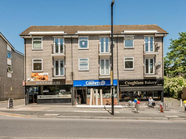 Flat for sale in Caterham on the Hill, Hillview