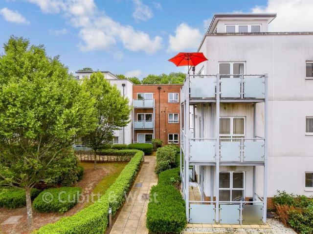 Flat for sale in Red Hill, Surrey