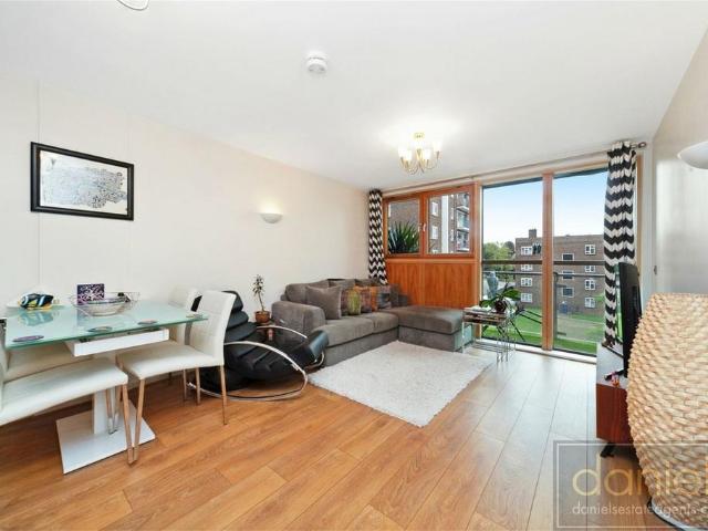 Flat for sale in Harlesden, Greater London