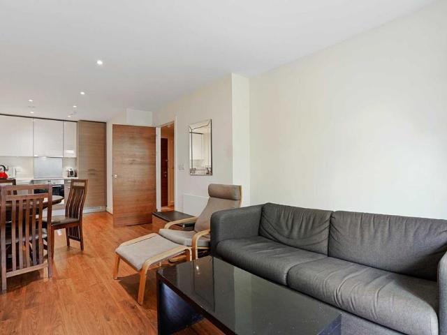 Flat for sale in London Borough of Ealing, Greater London