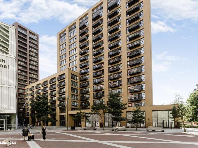 Flat for sale in London City Island, Blackwall