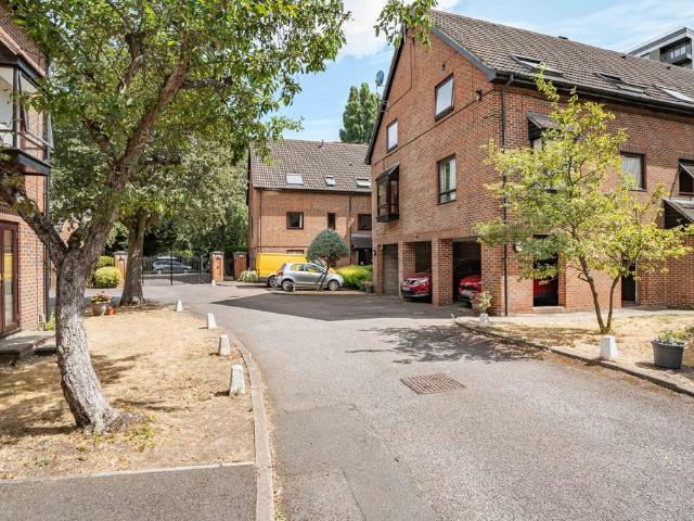 Flat for sale in Birch Green, Lower Halliford