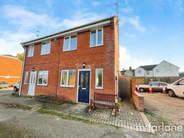 Flat for sale in North Wroughton, Swindon