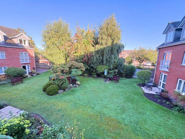Flat for sale in Holmes Chapel