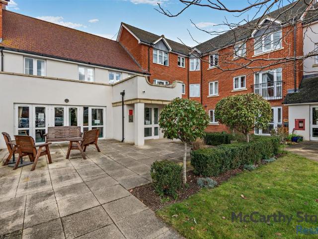 Flat for sale in Oxenden, The Bridge