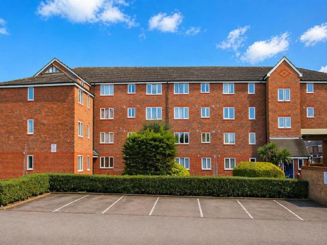 Flat for sale in London Borough of Hounslow, Greater London