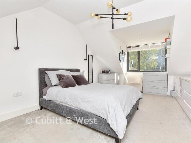 Flat for sale in London Borough of Croydon, Kenley