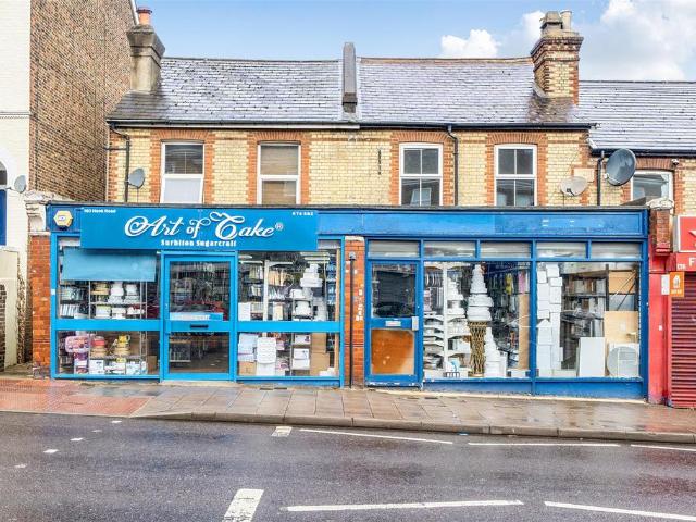Flat for sale in Hook, Greater London