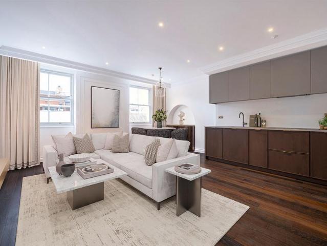 Flat for sale in Mayfair, Greater London