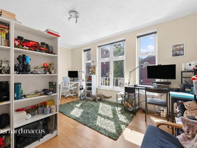 Flat for sale in Roehampton, Greater London