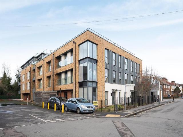 Flat for sale in Yiewsley, Greater London