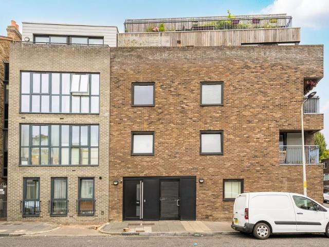 Flat for sale in Camberwell, Greater London