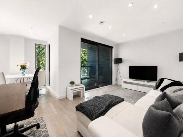 Flat for sale in Isle Of Dogs, Greater London