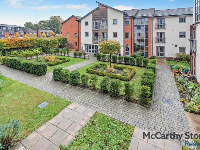 Flat for sale in Fleet, Hart