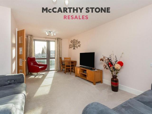 Flat for sale in Fleet, Hart