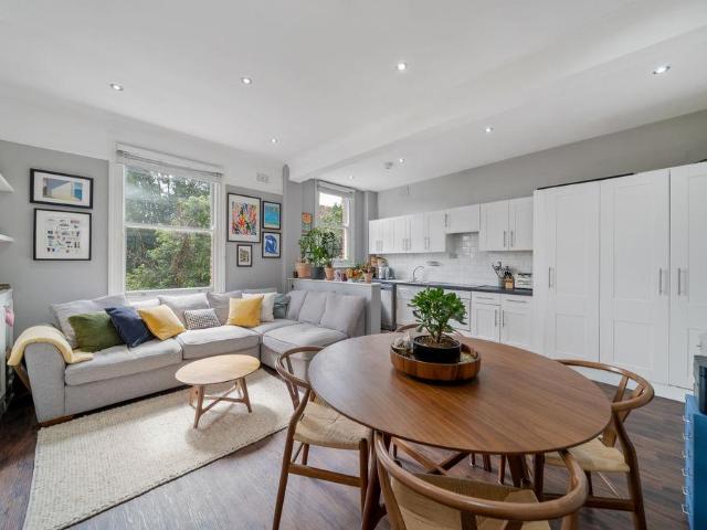 Flat for sale in Balham, Greater London