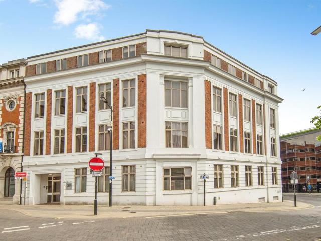 Flat for sale in Key Street, Suffolk