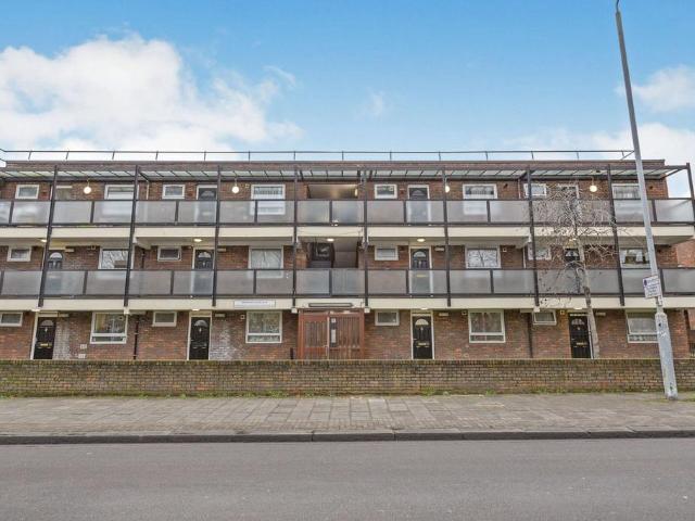Flat for sale in Canary Wharf, Greater London