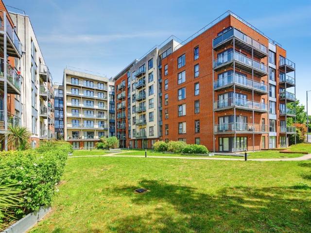 Flat for sale in Highfield, Pouchen End