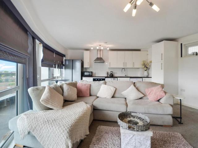 Flat for sale in Thamesmead, Greater London